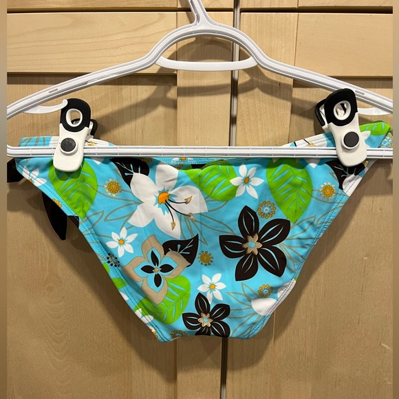 Super cute bikini 👙 bottoms - Picture 2 of 4